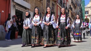 Cagliari, Donne in costumi tradizionali per la festa di Sant'Efisio (ph. Nicolò Atzori)
