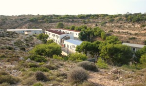 Esterno hotspot di Lampedusa (ph. Silvia De Meo)