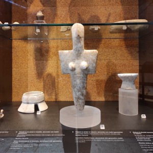 Idolo femminile proveniente da Senorbi, databile al Neolitico recente