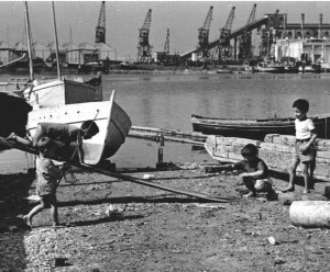 Pescherecci e pescatori siciliani  a La Goulette, anni 50 (ph. D. Passalacqua)
