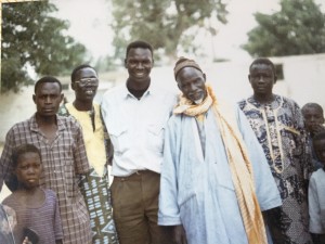 Senegal febbraio 1991, Dakar – Pikine, in compagnia di Daouda e gli amici 1789: Bakhoum Darou: Daouda e Mahra (terzo e quarto da sinistra) con lo zio marabut 