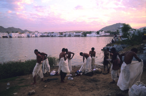 India, Mela di Puskar, Bagno lustrale nel lago sacro, 1989 (ph. Melo Minnella)