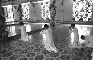 Vietnam, Tay Ninh, Fedeli del Caodaismo nel tempio di Cao Dai, 1999 (ph. Melo Minnella)