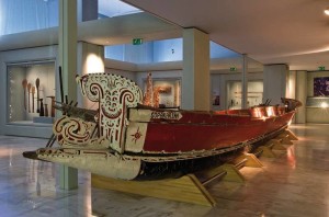 2. La canoa 'Sopakarina' dell'Isola di Kitawa , Papua Nuova Guinea presso il Museo Nazionale Preistorico Etnografico 'Luigi Pigorini' 