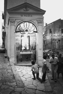 Sicilia, Alcamo, Edicola sacra,1986 (ph. Melo Minnella) 
