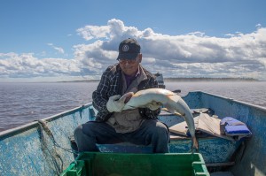 Anziani che pescano nel Great Slave Lake - Territori del Nordovest