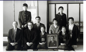 Giappone, 1962: Padre Allegrino Allegrini in un albergo di Yokohama - Yamanashi/Kofu, con una famiglia che festeggiava il 77° compleanno di una donna cattolica, il cui marito defunto è rappresentato nella foto (Archivio PIME).