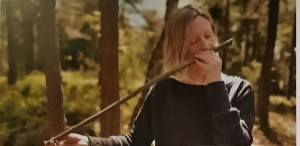 Flutist Silje Hegg playing the villow flute (@Norvegian crafts Institute)