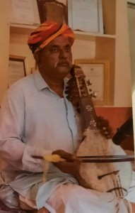 Ghewar Khan Manganiyar of Hamira Village (Jaisalmer) playng Kamaicha (@Contact base)