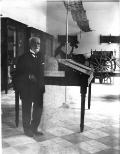Giuseppe Pitrè con le sue collezioni, 1912 (ph. Benedetto Rubino, Archivio famiglia)