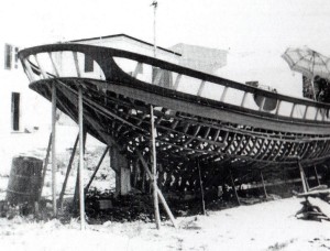 Stintino, Zio Peppe Benenati lavora alla costruzione di una barca in piazza, 1981