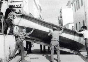 Stintino, Una barca finita è trasportata fuori dalla bottega, 1981