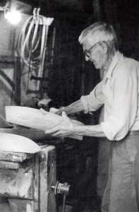 Stintino, Zio Peppe Benenati prepara i modellini nella sua bottega, 1981
