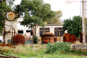 Castelvetrano, Panoramica del Deposito Locomotive . con automotrice AlnR-60 e carro merci aperto (ph. Antonino Giglio)