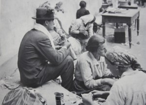  Pellegrini consumano un pasto seduti sul piazzale del santuario, foto di Luciano Morpurgo scattata tra il 1917 e il 1923 
