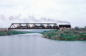 Treno merci sul ponte di ferro, anni 40