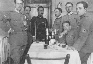 Emilio Lussu, il secondo in piedi da dx con altri ufficiali  della Brigata Sassari, 1915
