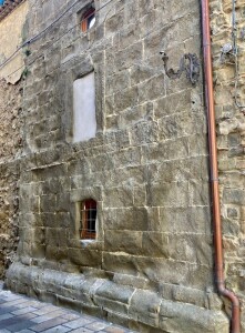 Chiesa di San Francesco d’Assisi. Torrione normanno. I recenti restauri (2021-2022) hanno messo in evidenza la struttura muraria normanna del torrione, fino all’altezza dei primi venti filari di conci, compresi i tre filari del basamento. 