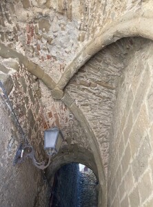 Troina, particolari del torrione della Cattedrale (sec. XI). Crociera normanna (sec. XI) che copre il passaggio della porta del Torrione della Cattedrale.