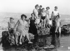 Estate 1954 - Spiagge di Tunisi - Gruppo di famiglia (l'autore è il più piccolo vestito di bianco)