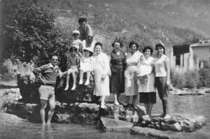 estate 1959 , la famiglia con amici al campo profughi di Gargnano (l'autore in piedi sulla roccia con cappello di marinaio).