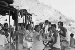 Primi anni '50, spiaggia di Hammam Lif ,  La famiglia con nonna e zio