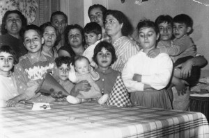 aprile 1959, l'ultima foto coi vicini di casa prima di partire (l'autore è l'ultimo a destra in braccio ad una vicina) 