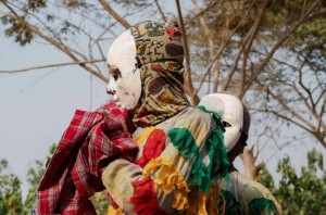 Benin, Due tradizionali maschere dl Festival woodoo a Ouidah, 2018 (ph. Francesco Bellina)