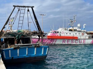 Lampedusa, la nave Louise Michel all' ormeggio (ph. Enrico Fravega) 
