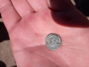 La moneta rinvenuta durante uno scavo archeologico che "cerca diconvertire" l'etnografo in archeologo (ph. Fulvio Crozza)