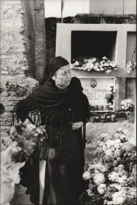 Cordoglio nei cimiteri calabresi, anni 70 (ph. Francesca Faeta)