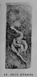 Rilievo da Tespie raffigurante Zeus Ktesios, il demone che sottoforma di serpente aveva il compito di proteggere la dispensa della casa da eventuali ladri. Immagine prelevata da “Greek folk religion” di M. P. Nilsson, p. 153. 
