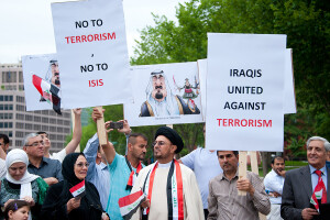 Manifestanti iracheni che protestavano contro l'ISIS davanti alla Casa Bianca a Washington, DC, nel 2014. (ph. Rena Schild/Shutterstock)