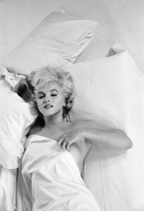 Marilyn Monroe resting between takes during a photographic studio session in Hollywood for the film “The Misfits”. USA, 1960 © Eve Arnold / Magnum Photos