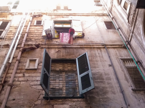 Alessandria, il secchio “sabat” usato per trasportare materiale tra gli appartamenti e persone in strada