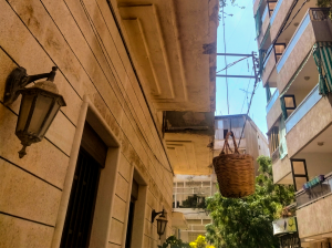 Beirut, il secchio “sabat” usato per trasportare materiale tra gli appartamenti e persone in strada