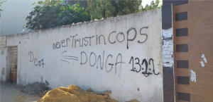 "Mai fidarsi della polizia",  scritta su un muro di Tunisi firmata dal gruppo ultrà dei Dodgers Clubistes, 2007,