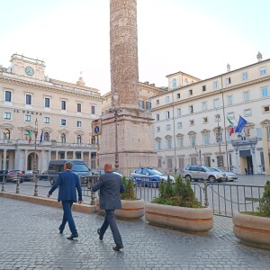 Le transenne che impediscono l’accesso a Piazza Colonna e la vista di una parte della Colonna di Marco Aurelio. Foto di Fulvio Cozza. 