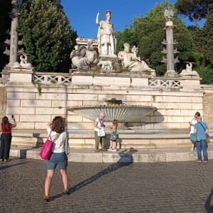  Alcuni desideri espressi davanti alla Fontana della Dea Roma in Piazza del Popolo (ph.Fulvio Cozza)