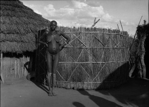 Uganda del nord, 1933-1934. “Lutto (cordone ai fianchi)”. Gelatina ai sali d’argento, cm. 9x12. ICCD GFN Archivio fotografico, fondo Boccassino (RBN000037). 