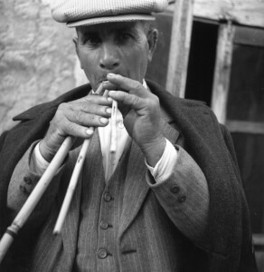 Giovanni Mele suonatore di Cabras, 1957 (ph. Andreas Fridolin Weis Bentzon,)