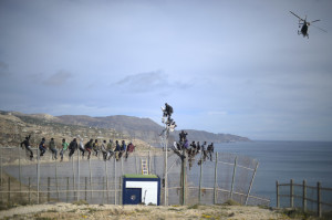 Migranti cercando di attraversare la recinzione che separa il Marocco a Melilla, 3 aprile 2014.  (Alexander Koerner/Getty Images)