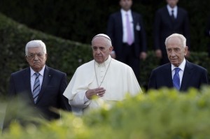 papa Francesco tra Abu Mazen e Peres
