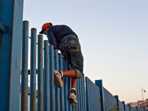 Tentativo di fuga dal CETI di Melilla (foto J. Palazòn)