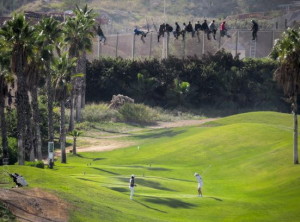  Campo di golf adiacente alla frontiera (foto Palazòn)