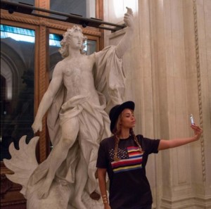  Beyonce selfie at Louvre