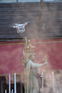 Un drone vola accanto al simulacro in processione; Palermo, festa della Madonna della Mercede al Capo, 2015
