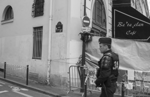 1Un poliziotto sorveglia il Passage Saint Pierre Amelot (foto Angelo)