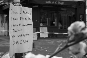  La scritta Je ne suis pas Daesh davanti al ristorante Casa Nostra , Rue de la Fontaine au Roi (foto Angelo)