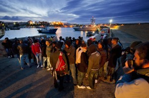 Lampedusa, sbarco immigrati clandestini dalla Tunisia.(foto-La-Press)